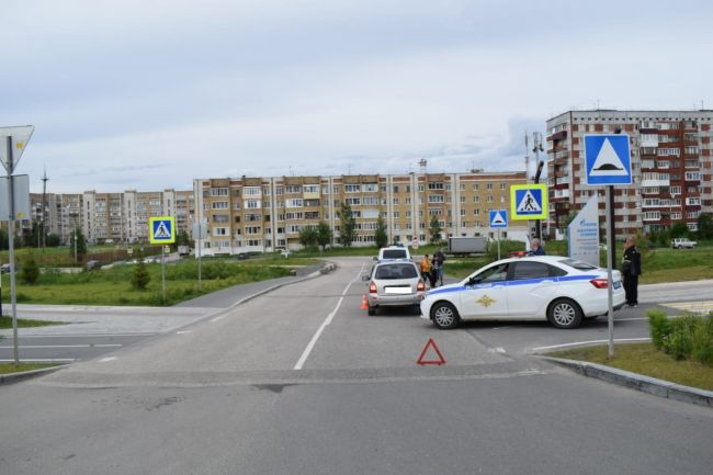 В Ухте на пешеходном переходе набережной Газовиков в ДТП пострадала девочка - велосипедист 